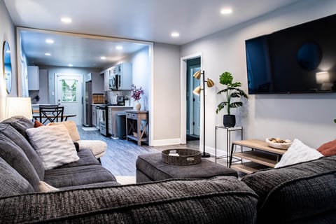 Communal lounge/ TV room, TV and multimedia, Living room, Seating area, Evening entertainment