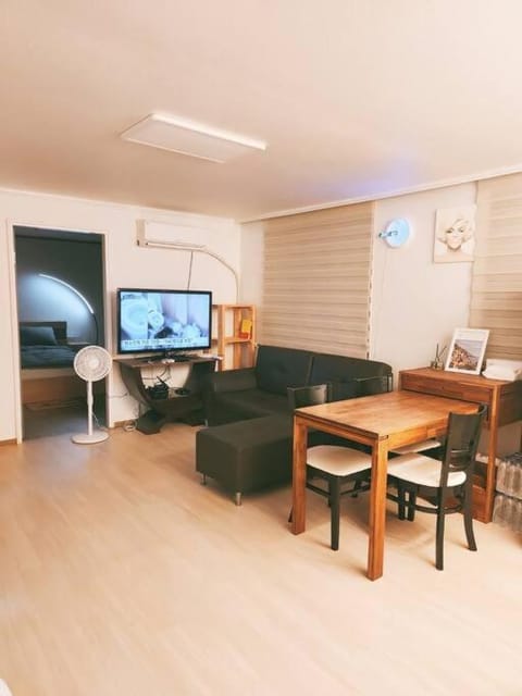 Living room, Seating area, Dining area, fireplace, air conditioner
