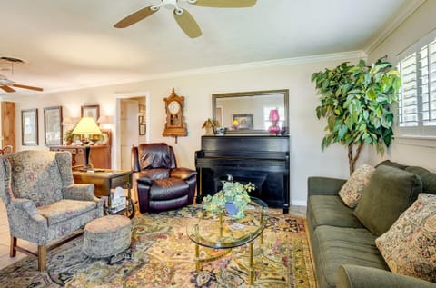 Lovely Bryan Home with Deck - 4 Mi to Kyle Field! House in College Station