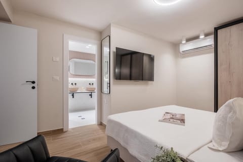 Bed, TV and multimedia, Photo of the whole room, Bedroom, towels, wardrobe, air conditioner