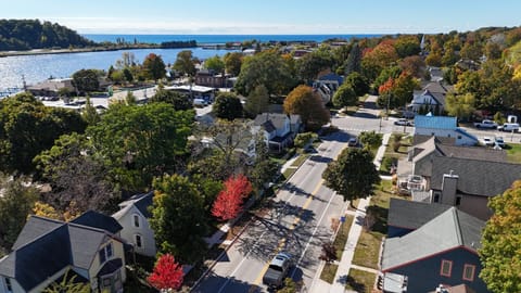 The Coral Castle - Gorgeous and Great Location! House in Frankfort