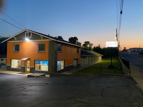 Property building, Restaurant/places to eat, Hiking, Street view, Entertainment, Sunset, Parking, internet, laundry, laundry