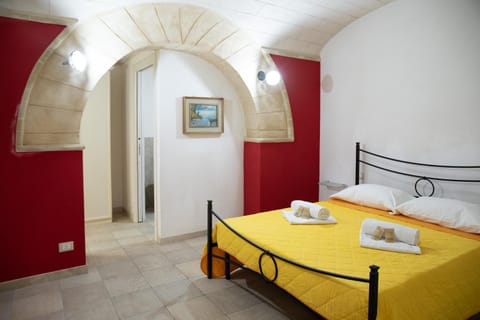 Bed, TV and multimedia, Photo of the whole room, Bedroom, Facility for disabled guests, towels, air conditioner