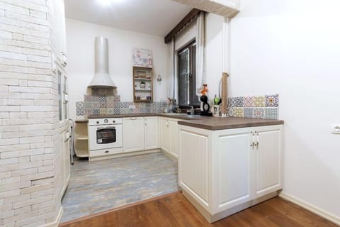 Kitchen or kitchenette, pet friendly, stove