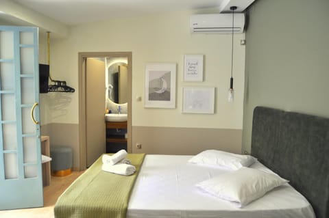 Bed, TV and multimedia, Photo of the whole room, Bedroom, towels, air conditioner