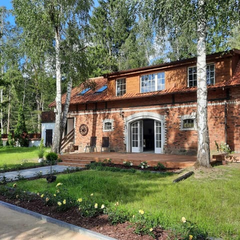 Property building, Spring, Day, Natural landscape, Garden, Garden view