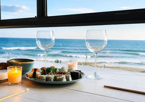 Day, Natural landscape, Food and drinks, Beach, Food, Sea view, Lunch, Dinner