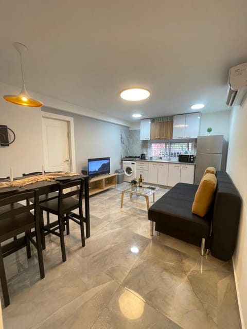 Kitchen or kitchenette, Living room, Seating area, Dining area, minibar, stove