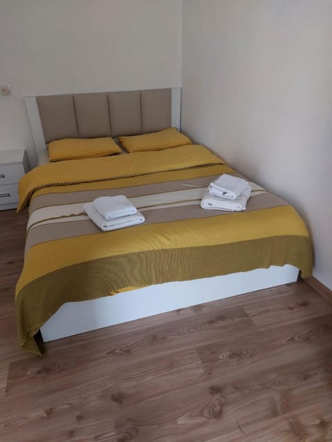 Bedroom, towels