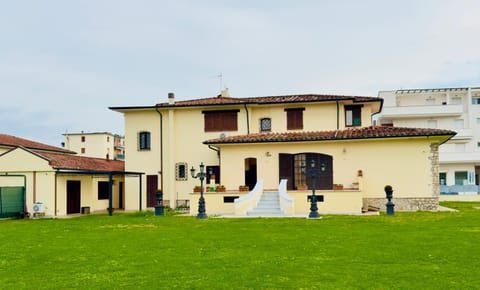 Appartamento in Villa a Marina di Massa Apartment in Marina di Massa