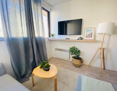 Communal lounge/ TV room, TV and multimedia, Living room, Seating area, internet