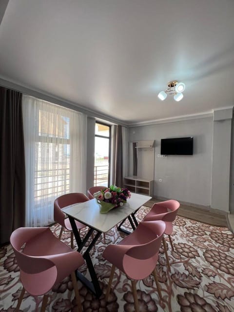 Communal lounge/ TV room, Seating area, Dining area