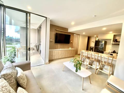 Communal lounge/ TV room, TV and multimedia, Kitchen or kitchenette, Living room, Seating area, Dining area, Evening entertainment