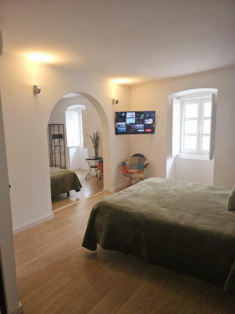 Bed, TV and multimedia, Bedroom