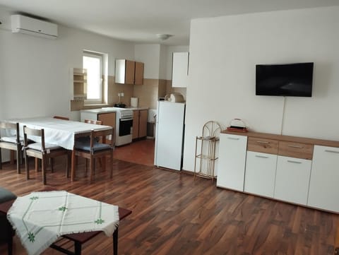TV and multimedia, Living room, Seating area, Dining area, oven, pet friendly