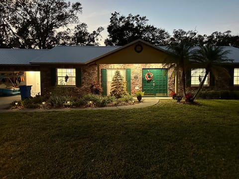 Lake Valrico's Camelot Court with HEATED POOL & access to private lake House in Brandon