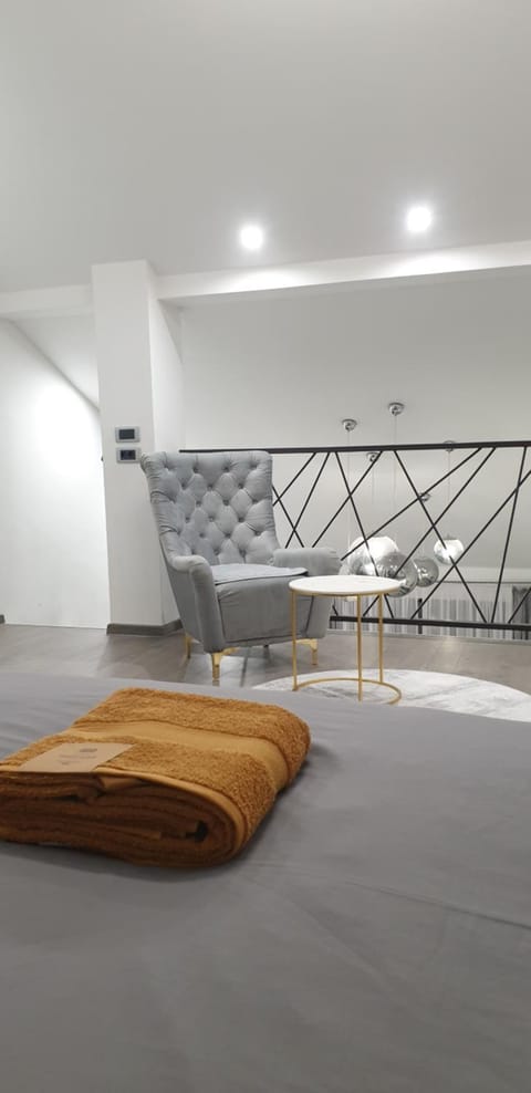 Bed, Photo of the whole room, Seating area, Bedroom