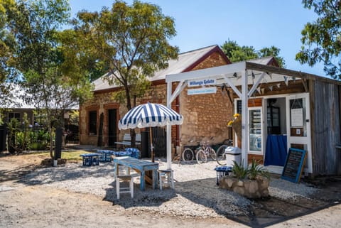 Property building, Restaurant/places to eat