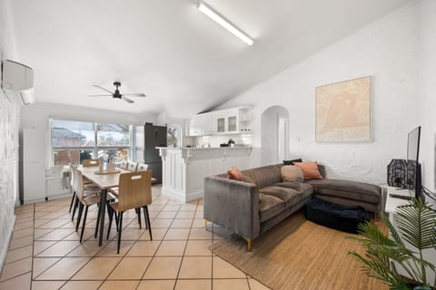 TV and multimedia, Kitchen or kitchenette, Living room, Seating area, Dining area