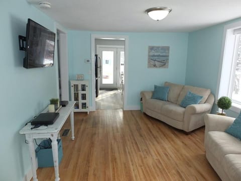 Beach Town Escape - Newly-Remodeled & Gorgeous! House in Frankfort