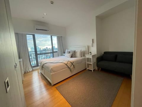 Bed, Living room, Photo of the whole room, Seating area, Bedroom