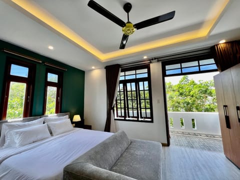 Bed, TV and multimedia, View (from property/room), Living room, Photo of the whole room, Bedroom, fireplace, air conditioner
