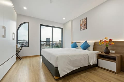 Bed, Living room, Photo of the whole room, Seating area, Bedroom