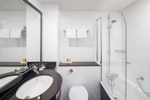 Shower, Toilet, Bathroom, towels