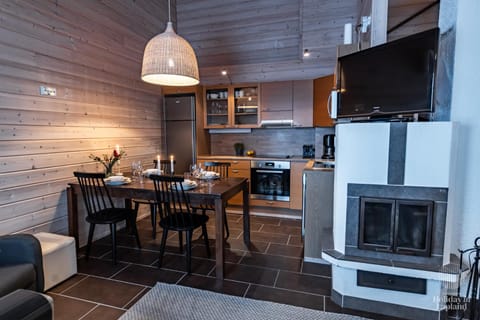 TV and multimedia, Dining area, flat iron, kitchen