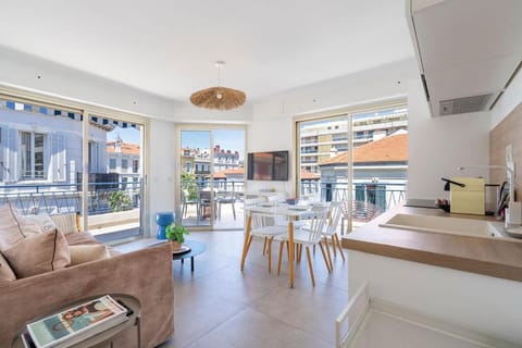 TV and multimedia, Balcony/Terrace, Kitchen or kitchenette, Living room, Photo of the whole room, Seating area, Dining area