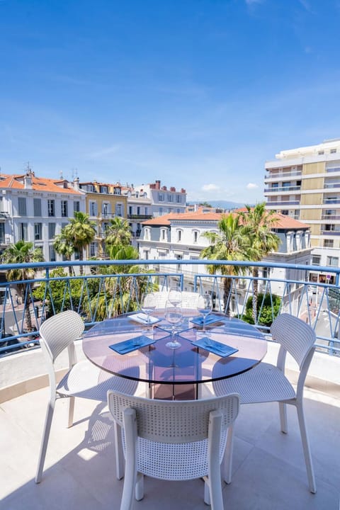 Bird's eye view, Balcony/Terrace, Seating area, Dining area, City view
