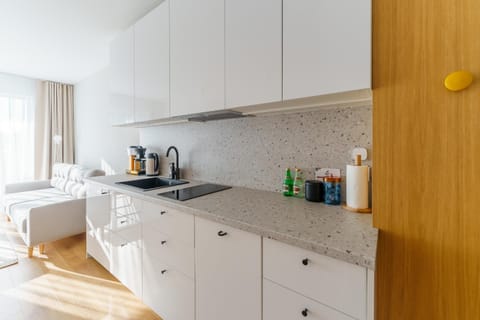 Coffee/tea facilities, Kitchen or kitchenette, Photo of the whole room, stove