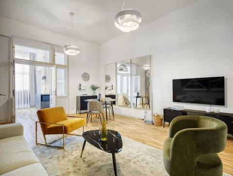 TV and multimedia, Living room, Seating area, Evening entertainment