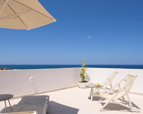 Patio, Day, Natural landscape, View (from property/room), Balcony/Terrace, Beach, Sea view, sunbed
