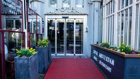 Facade/entrance