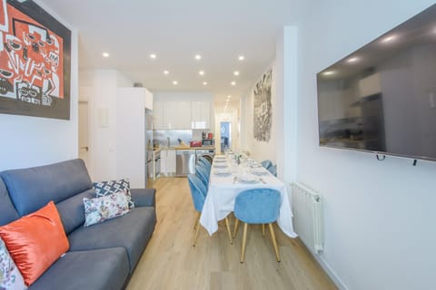 Kitchen or kitchenette, Living room, Seating area, Dining area