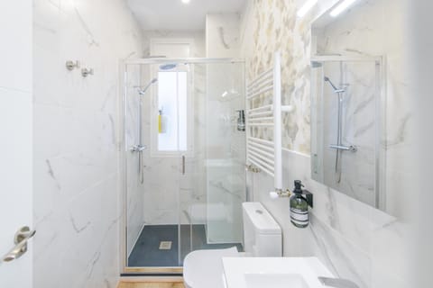 Shower, Toilet, Bathroom, towels