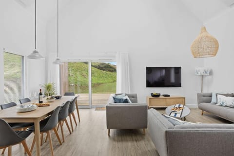 TV and multimedia, Living room, Seating area, Dining area
