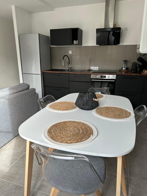 Kitchen or kitchenette, Dining area