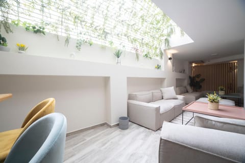 Seating area, Area and facilities