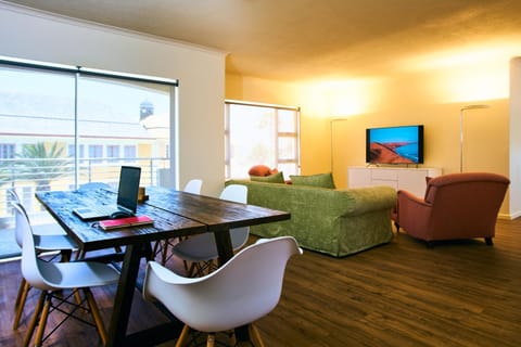 TV and multimedia, Living room, Seating area, Dining area