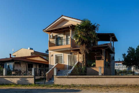 Property building, Balcony/Terrace, Parking