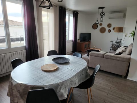 TV and multimedia, Living room, Seating area, Dining area, internet