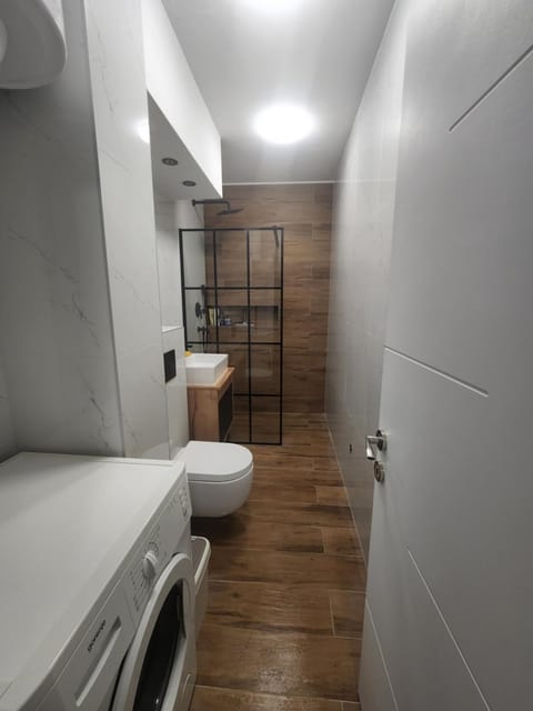 Shower, Toilet, Bathroom, towels, washing machine