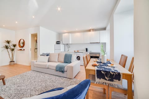 Kitchen or kitchenette, Living room, Seating area, Dining area, minibar, pet friendly, stove