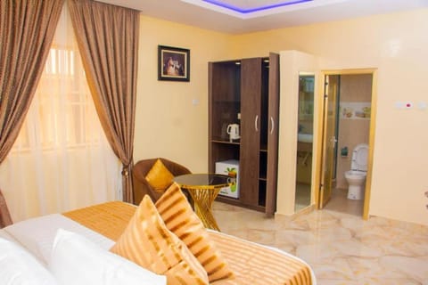 Bed, Kitchen or kitchenette, Bedroom