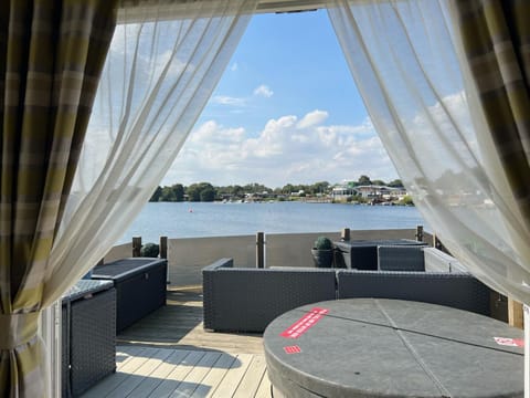 Day, Hot Tub, View (from property/room), Living room, Seating area, Lake view