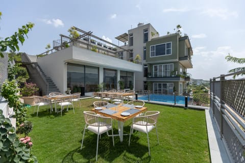 Garden, Garden, Seating area, Dining area, Garden view