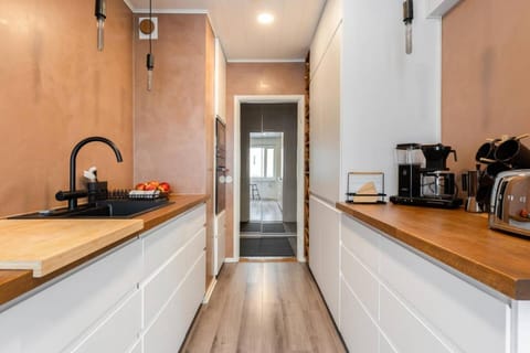 Coffee/tea facilities, Kitchen or kitchenette, stove, toaster