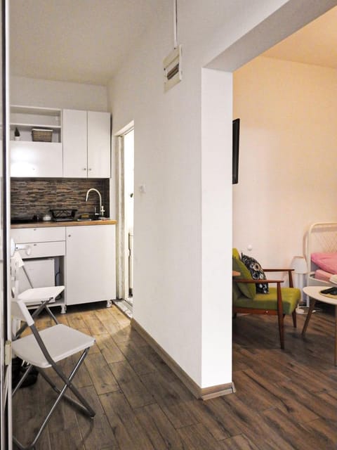 Kitchen or kitchenette, Seating area, Dining area
